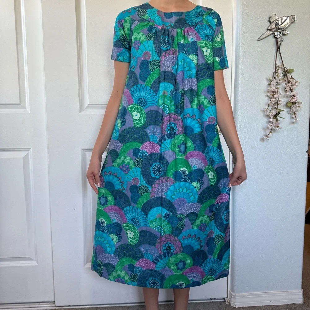 VINTAGE 60s 70s made in Hawaii EXOTICAL vibrant blue aqua green dress S M L muu - Picture 2 of 10